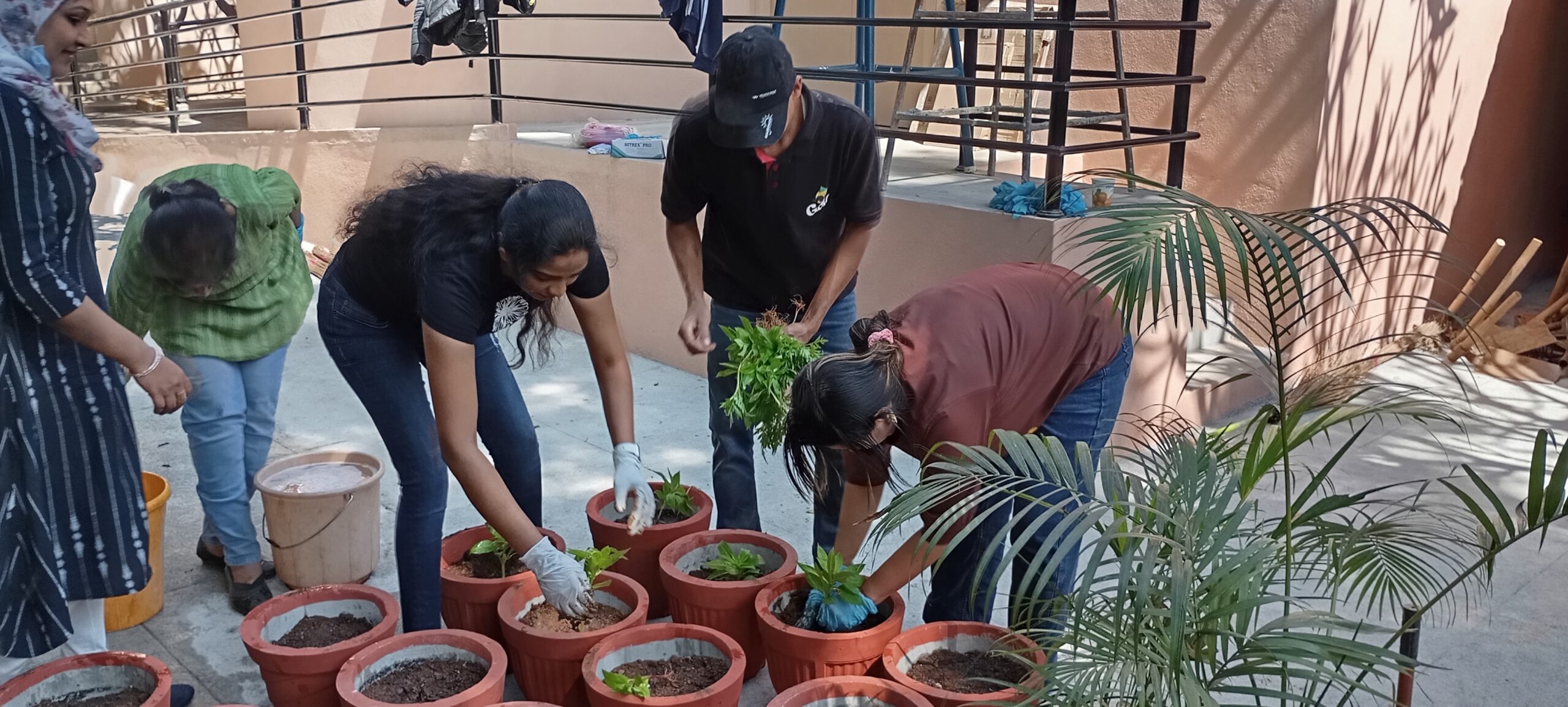 Dell Volunteers Transform HAL Home Surroundings