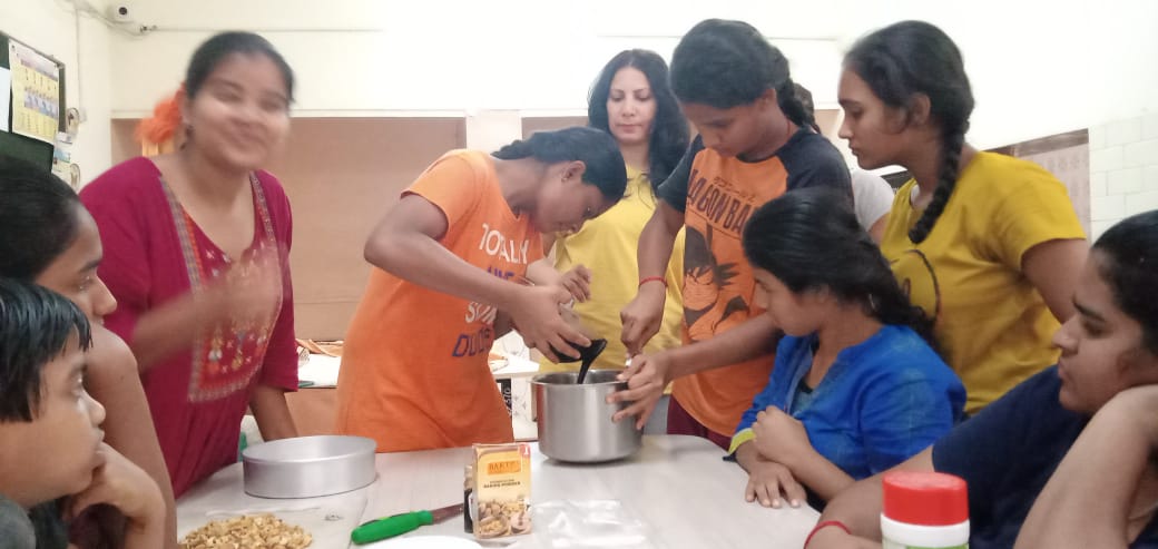 The girls learnt to bake cakes and pizzas in summer.